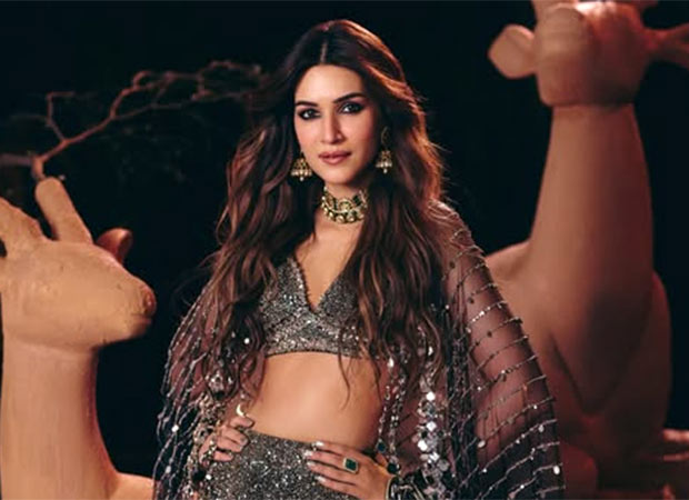 Kriti Sanon walks the ramp in Abhinav Mishra’s black mirror-work lehenga : Bollywood News
