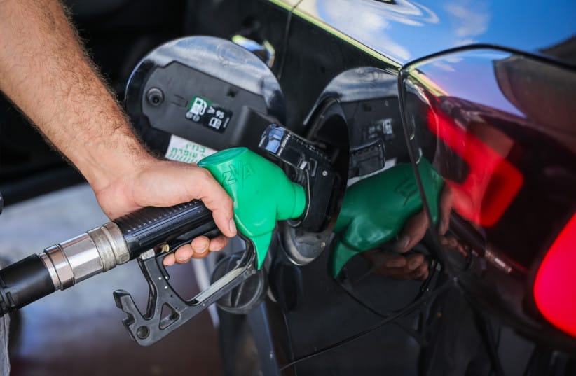 A man fills up his vehicle at a gas station in central Israel, October 1, 2026. Fuel prices rose by 52 agorot at midnight, with the maximum price of 95-octane gasoline reaching NIS 8.27 per liter.