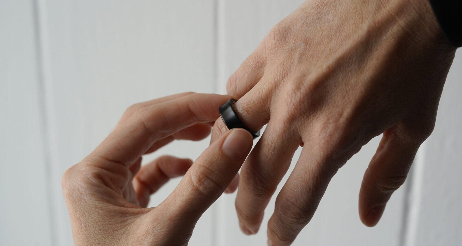 A Samsung Galaxy Ring user takes of their smart ring.
