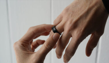 A Samsung Galaxy Ring user takes of their smart ring.