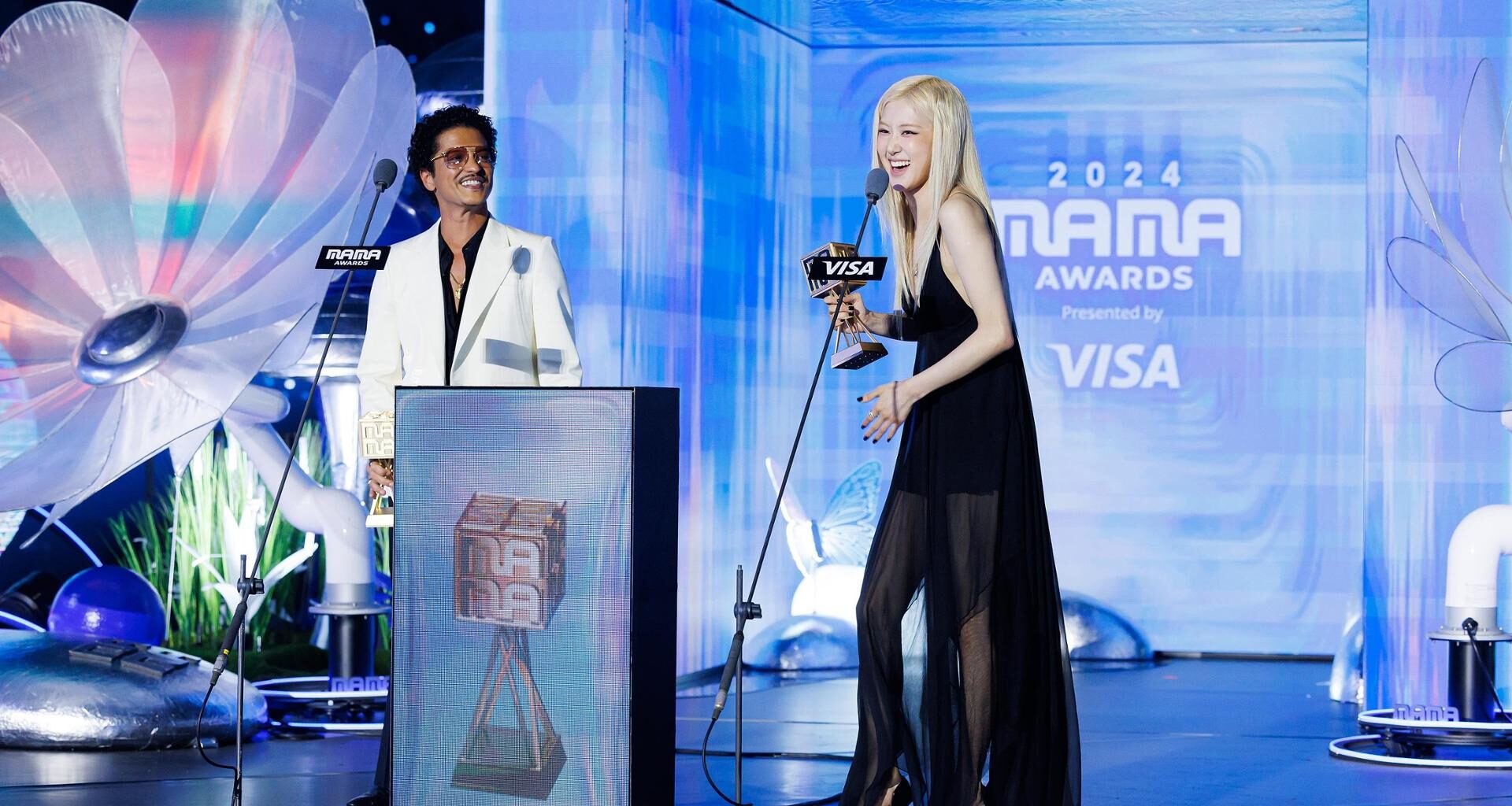 American singer-songwriter Bruno Mars, left, and BLACKPINK’s Rosé receive the Global Sensation award at the 2024 MAMA Awards at Kyocera Dome Osaka in Japan, Nov. 22, 2024. The duo’s collaboration “APT.” topped charts across English-speaking markets. Courtesy of CJ ENM