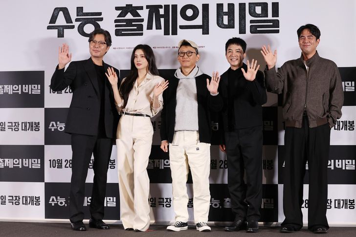 From left, actors Yoo Jae-myung, Lee Sun-bin, director Lee Jae-yong, actors Kim Young-min and Jeon Seok-ho pose during a press conference for the movie 'Ugly Duckling Ms. Maeng' at a theater in Seoul, Monday. Yonhap