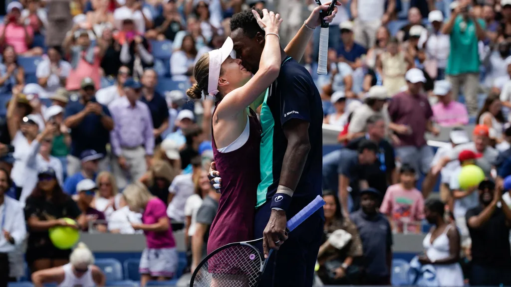 Gael Monfils and Elina Svitolina kiss on court at the US Open