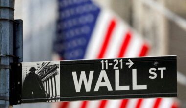 S&P 500 rises as traders shift from AI to healthcare