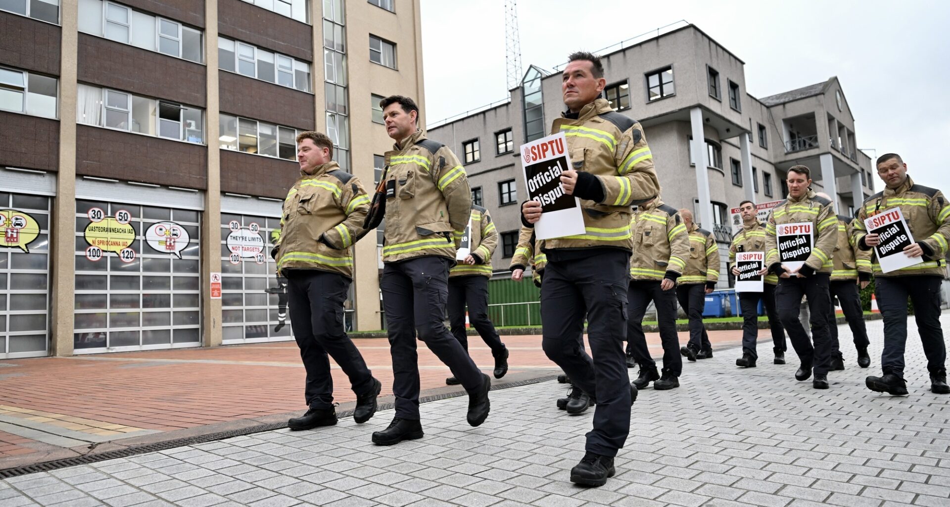 Siptu members of Cork City Fire Brigade Picket at the Fire Station, Cork City this morning. Picture: Larry Cummins