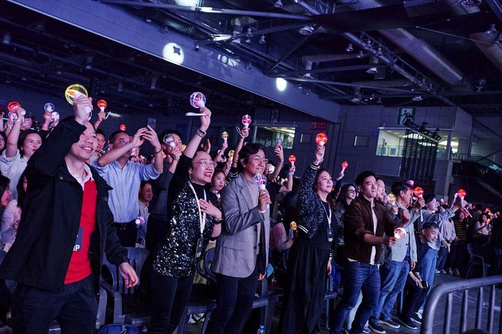 Participants enjoy the 'K-Pop Together, Give Together' concert hosted by AIA Life Korea in KINTEX, Goyang, Gyeonggi Province, Saturday. Courtesy of AIA Life Korea