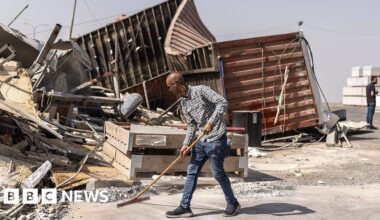 Palestinian families displaced as Israeli forces demolish Hebron homes, local officials say - BBC