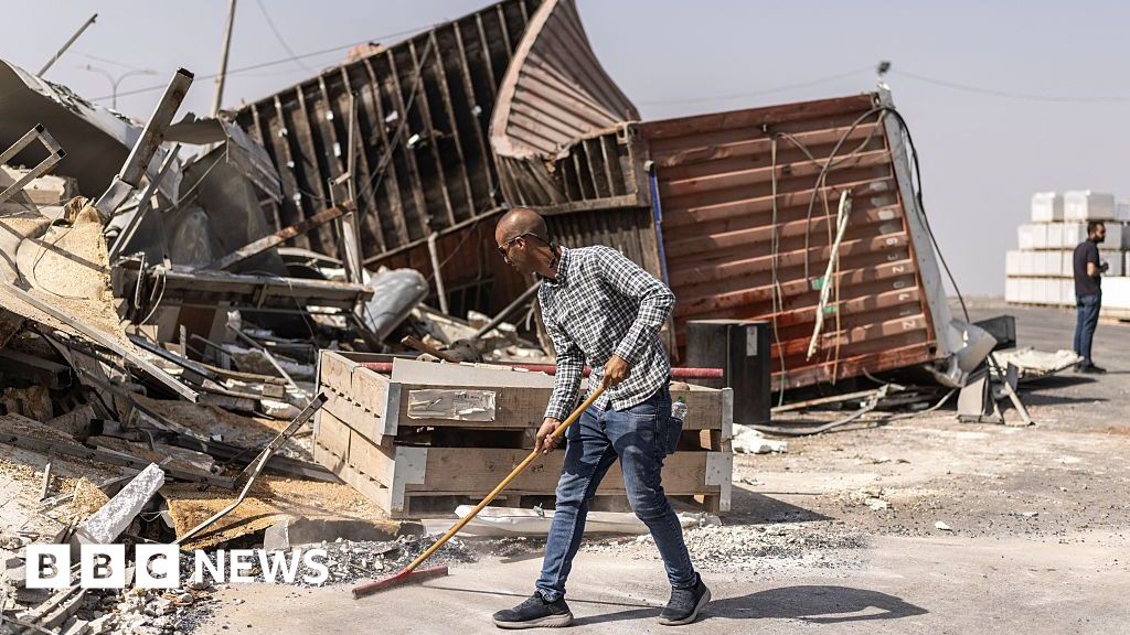 Palestinian families displaced as Israeli forces demolish Hebron homes, local officials say - BBC