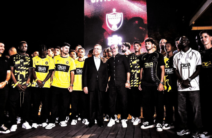 BEITAR JERUSALEM players and coaches pose with Jerusalem Mayor Moshe Lion at the campaign-opening event and the club’s new kit unveiling this week in the capital.