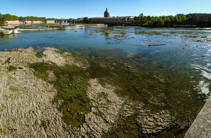 A view of the Garonne River at a historically low level due to a lack of rainfall, successive summer heat waves and the prefecture's low-water management policy in Toulouse, in southwestern France, on Octobre 14, 2026.