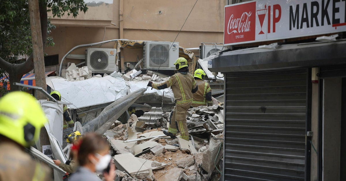 Building Under Renovation Collapses in Central Tel Aviv; Three Rescued - Haaretz