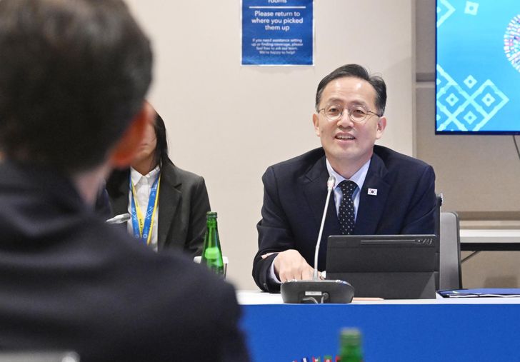 Finance Minister Lee Hyoung-il speaks during a session with Dan Katz, the First Deputy Managing Director of the IMF, at Queen Sirikit National Convention Center in Bangkok, Friday. Courtesy of Ministry of Finance and Economy