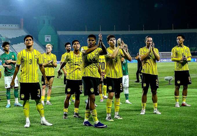 Tiền đạo Bergson (9) của Malaysia cùng các đồng đội cảm ơn khán giả sau khi thắng Singapore 6-0 ở lượt cuối bảng A hạng Nhất FIFA ASEAN Cup 2026 trên sân Si Jalak Harupat, Bandung, Indonesia ngày 1/10/2026. Ảnh: MalaysiaNT