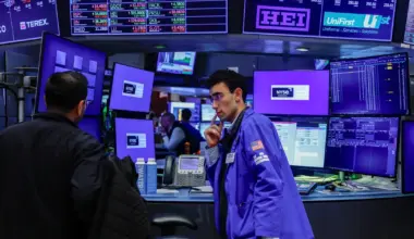 S&P 500 ends higher as traders shift from AI to healthcare