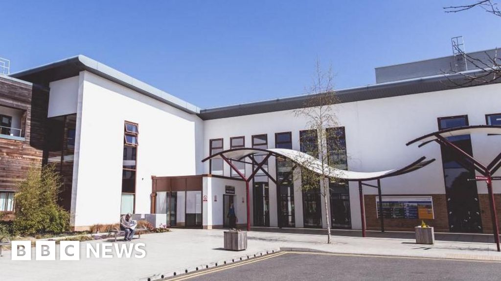 'Kind' mental health team earn 'outstanding' rating - BBC