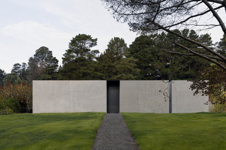 Grey House / Adam Kane Architects - Image 1 of 16