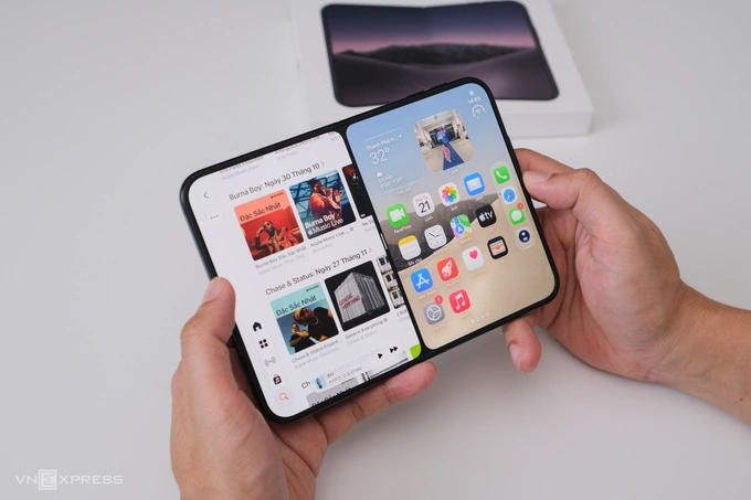 Hands-on view of Apples iPhone Duo. Photo by VnExpress/Tuan Hung-Truong Giang
