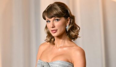 Taylor Swift's 'Showgirl' Spends 15th Week at No. 1 on Albums Chart