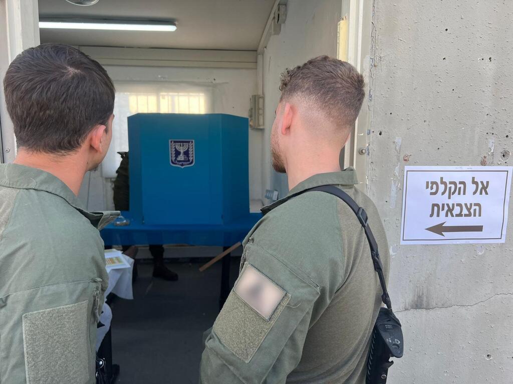 'Military polling station' (Photo: IDF) תיעוד של חיילי צה"ל מצביעים ברצועת עזה וגבול הצפון לרשויות המקומיות
