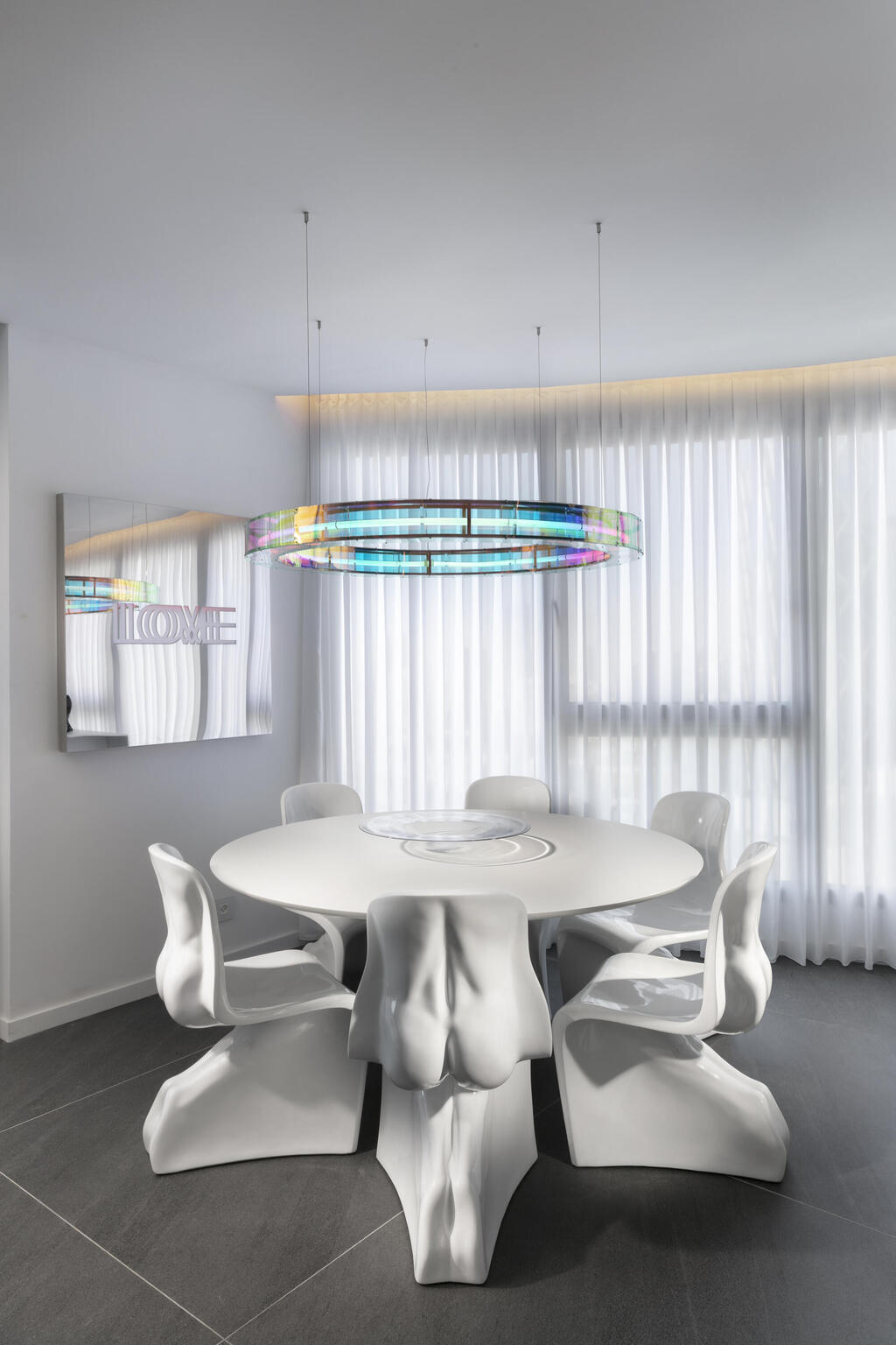 A closer look at the designer dining chairs, shaped like nude male figures (Photo: Elad Gonen) דירה אולטרה מודרנית במגדל תל אביבי, עיצוב: אורון מילשטיין