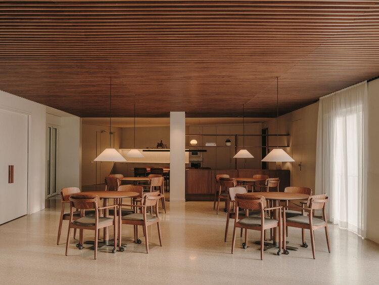 Mirador de Gràcia / Miriam Castells - Interior Photography, Dining room, Wood, Table, Lighting, Chair