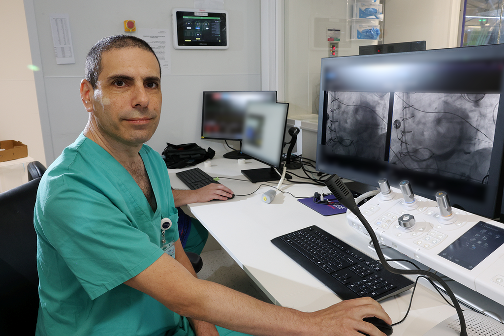 'Everyone has a duty to contribute to the country.' Prof. Issy (Israel) Barbash (Photo: Shaul Golan) פרופ' איסי (ישראל) ברבש, מנהל היחידה לקרדיולוגיה פולשנית וצנתורי לב בשיבא