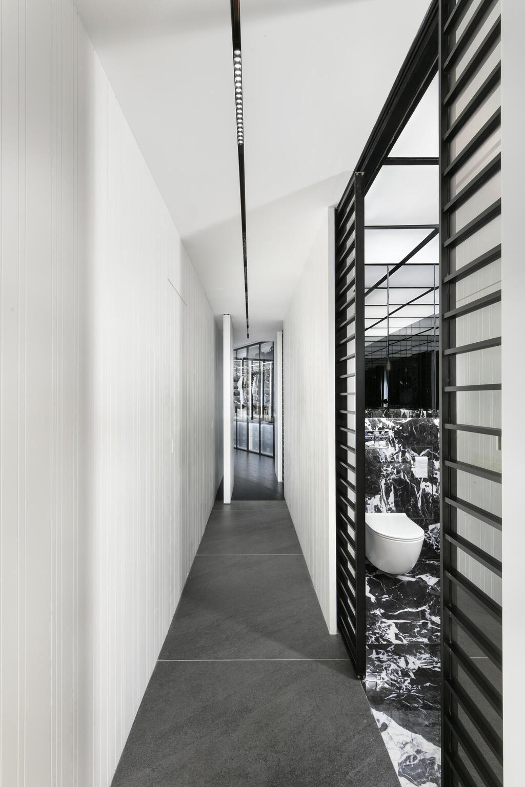 Another bathroom featuring a bold black-and-white design (Photo: Elad Gonen) דירה אולטרה מודרנית במגדל תל אביבי, עיצוב: אורון מילשטיין