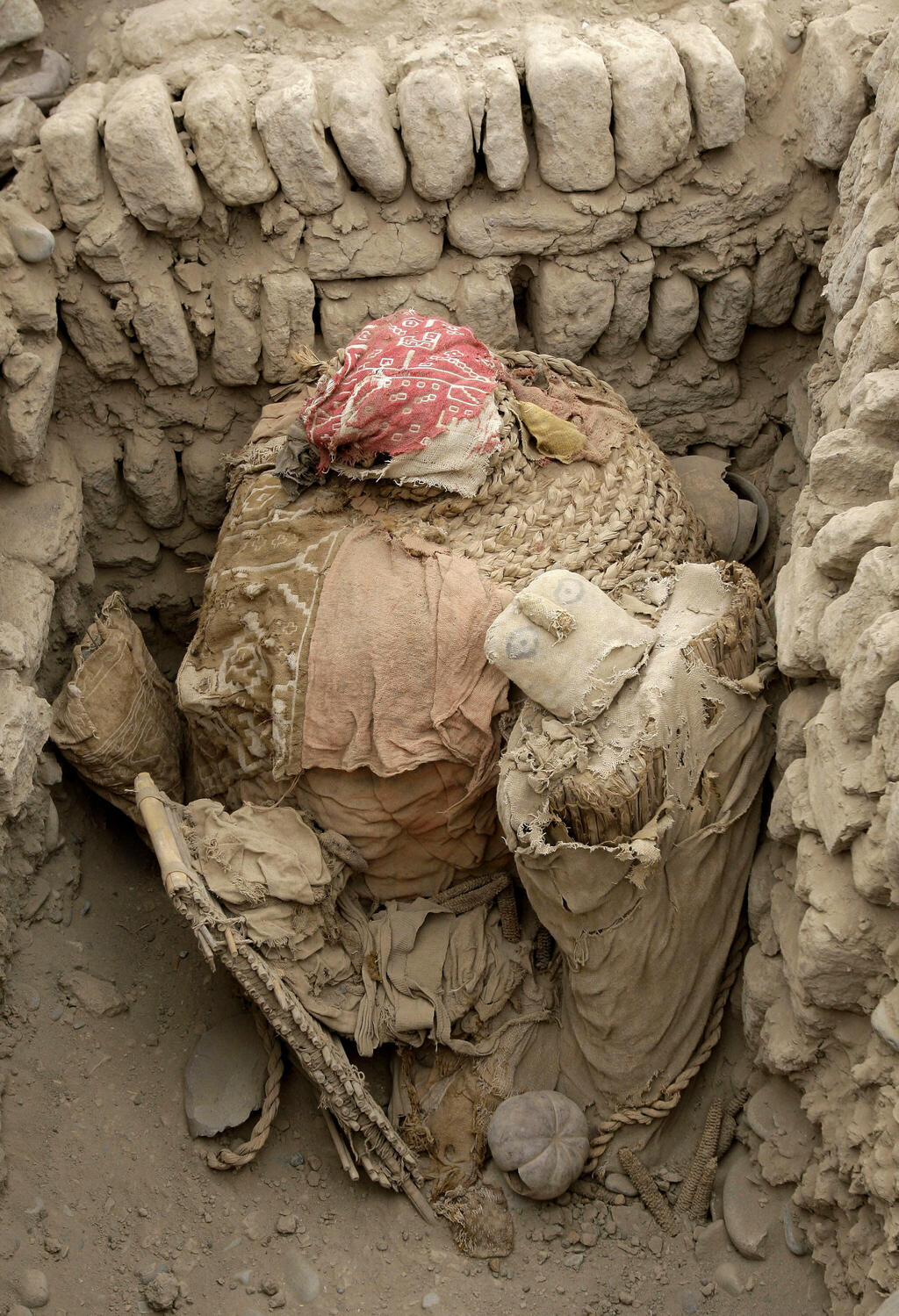 Mummies more than 1,000 years old from Peru’s Wari Empire (Photo: Karel Navarro/AP) מומיות בנות יותר מ-1,000 שנים, מתקופת אימפריית הווארי בפרו