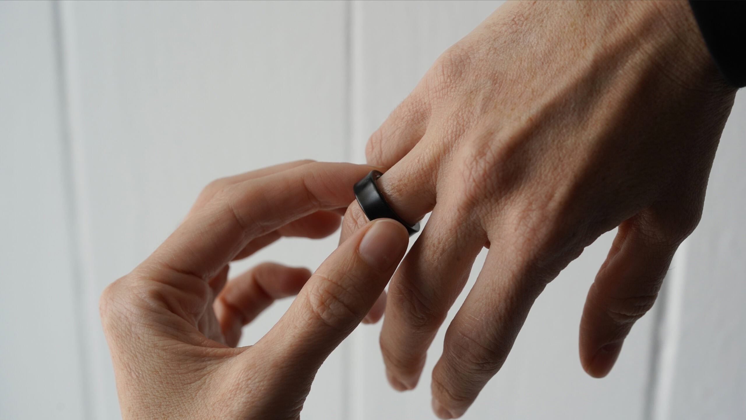 A Samsung Galaxy Ring user takes of their smart ring.