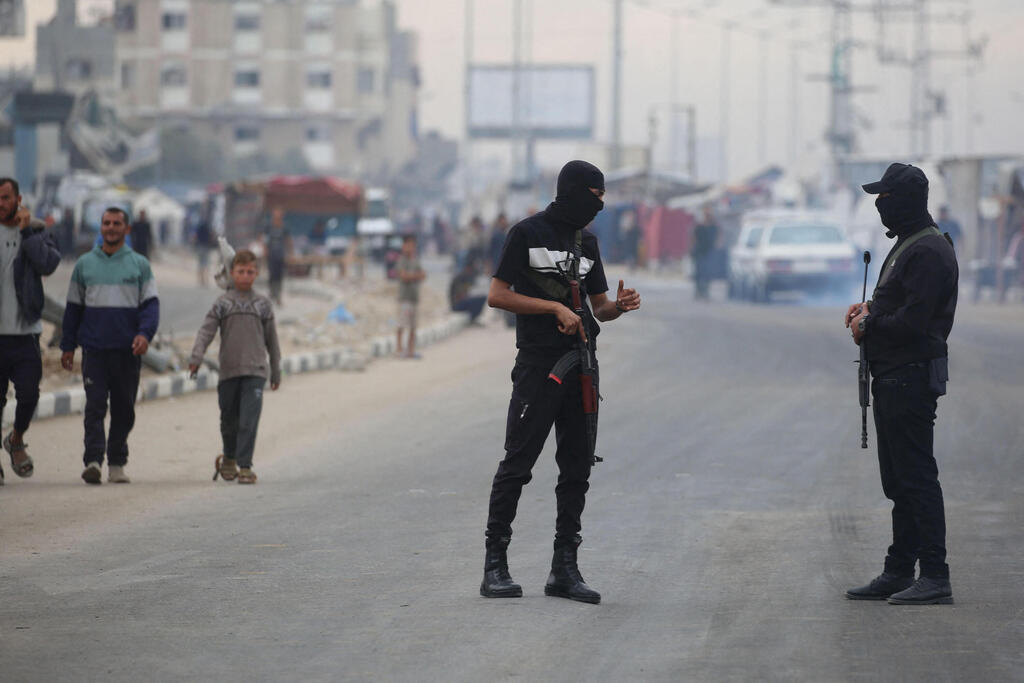 Hamas terrorists in Nuseirat (Photo: Eyad BABA / AFP) מחבלי חמאס בנוסייראת