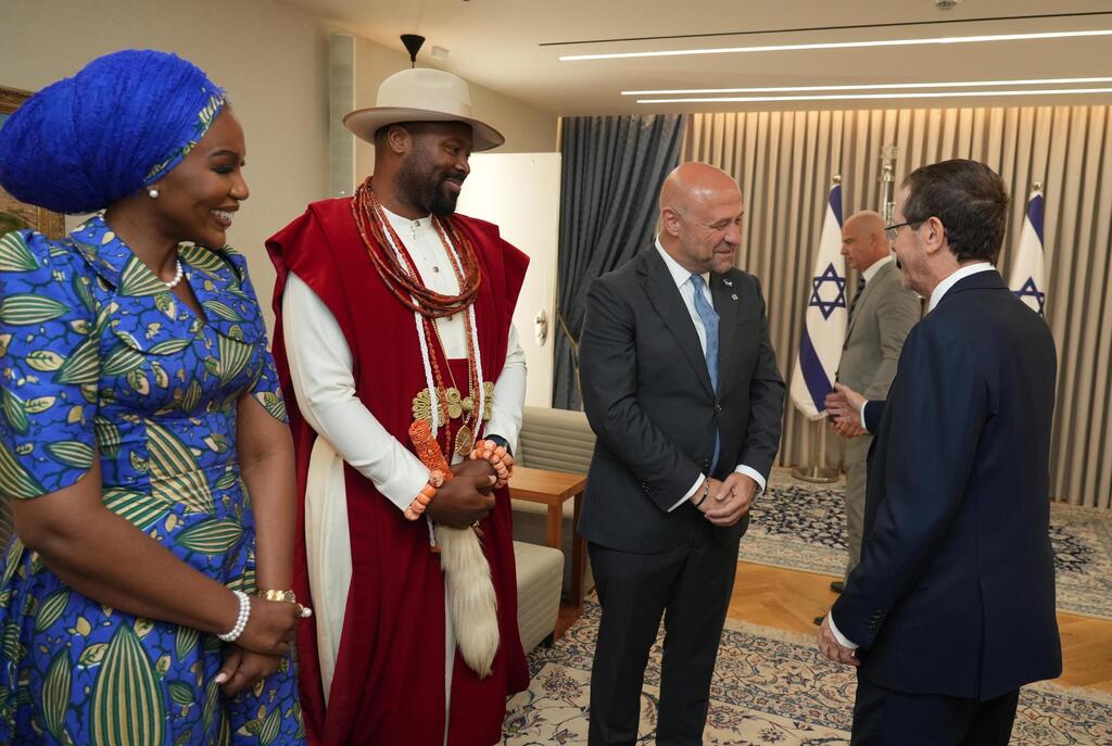 Olu of Warri, Ogiame Atuwatse III and Bishop Robert Stearns 