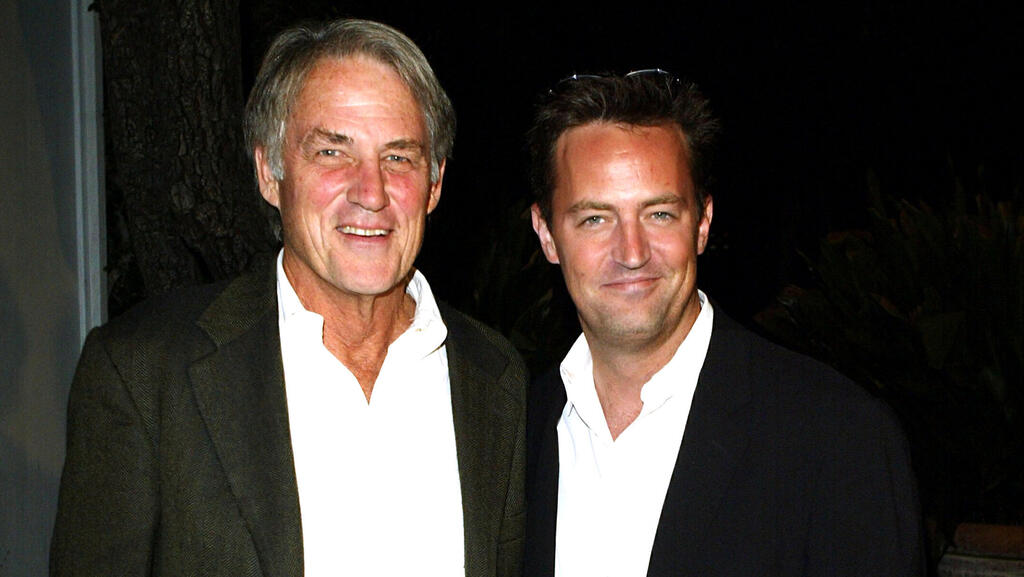 Matthew Perry with his father, John Bennett Perry (Photo: Frazer Harrison/Getty Images) מתיו פרי, עם אביו - ג'ון בנט פרי