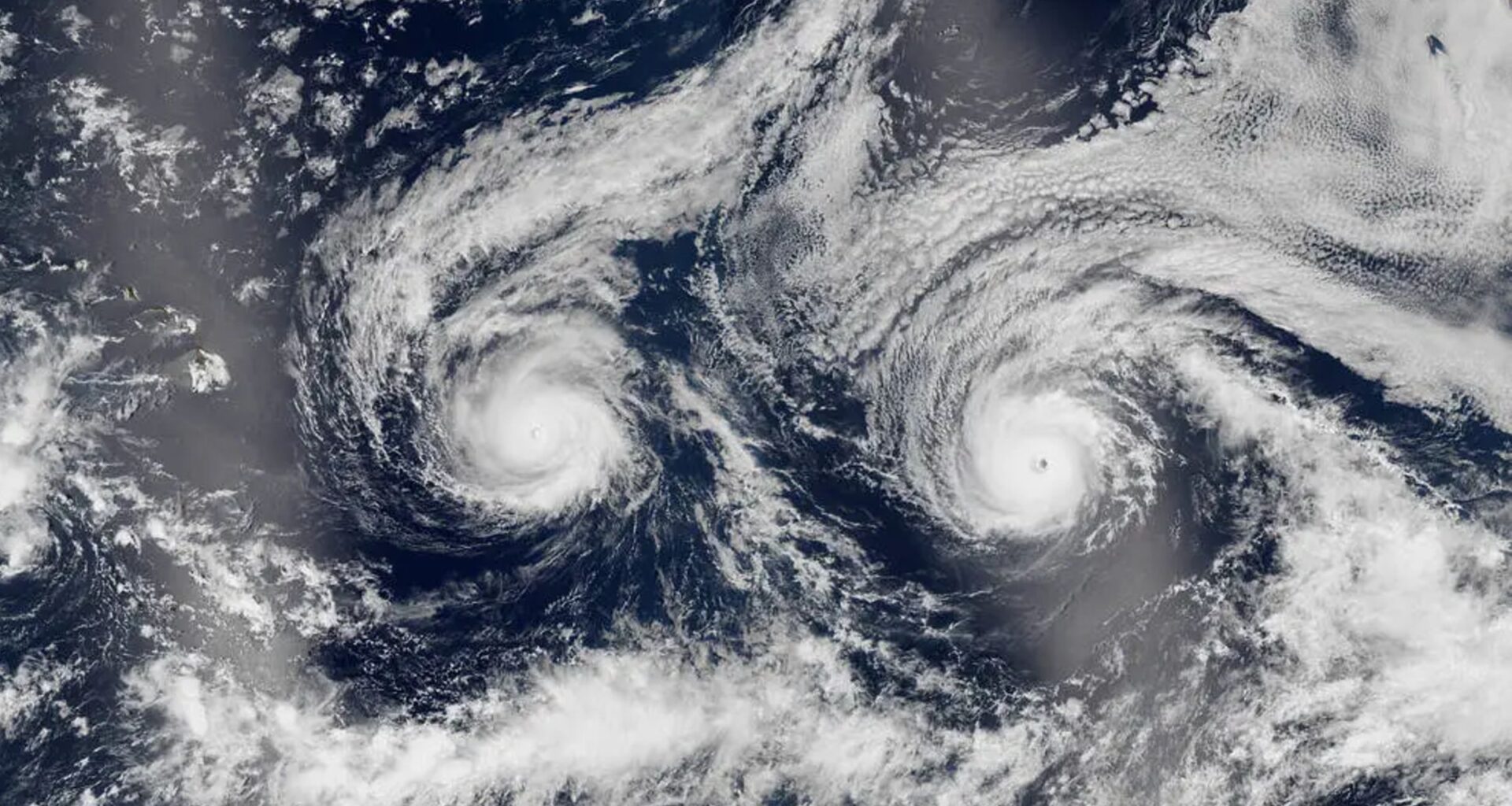 Twin hurricanes stare out to space as they barrel toward Hawaii — Earth from space