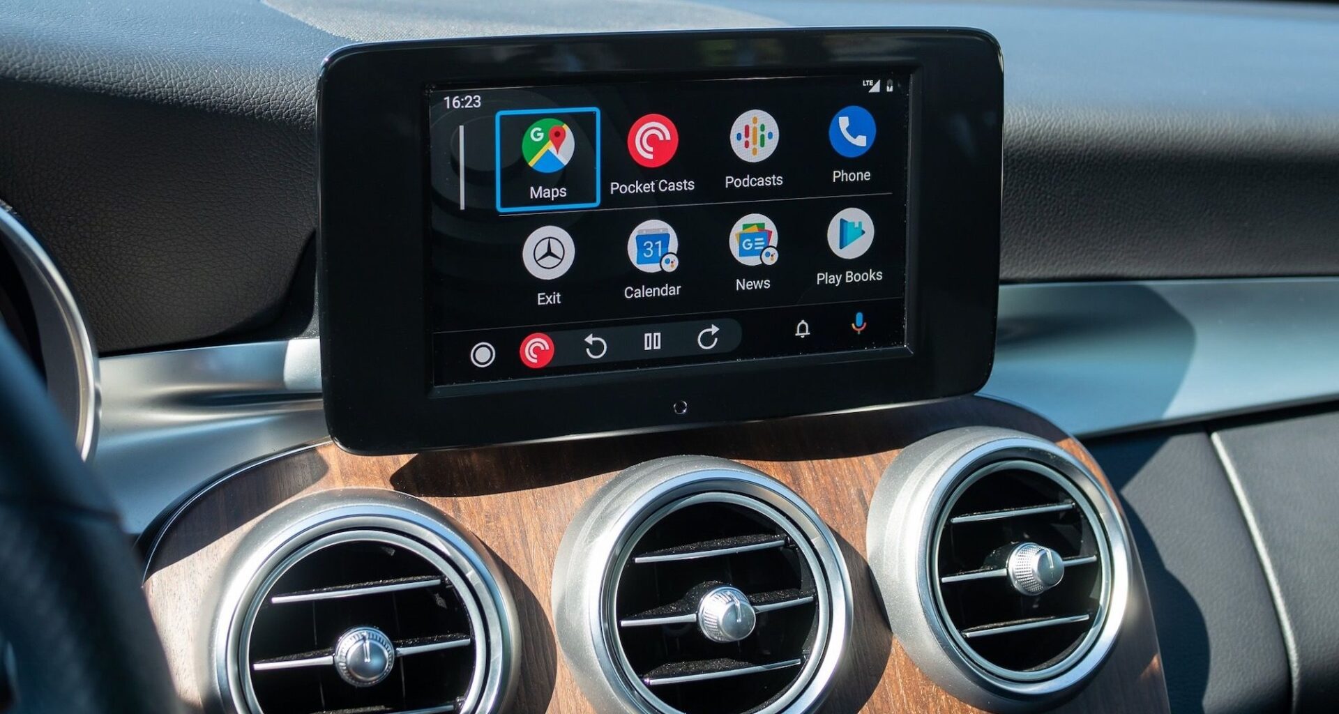 Closed foldables cause Android Auto calls to fail: Moto and Google are investigating