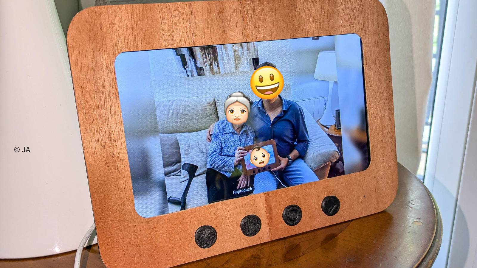 This cool Raspberry Pi project turns Telegram photos and voice messages into framed pictures