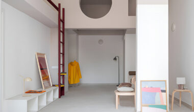garnet-red accents and high clerestories punctuate AA Apartments in málaga