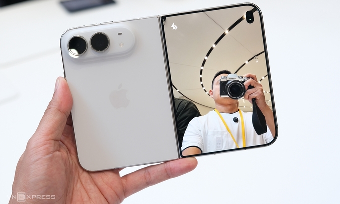 iPhone Duo listed for resale in Singapore at nearly triple retail price on launch day