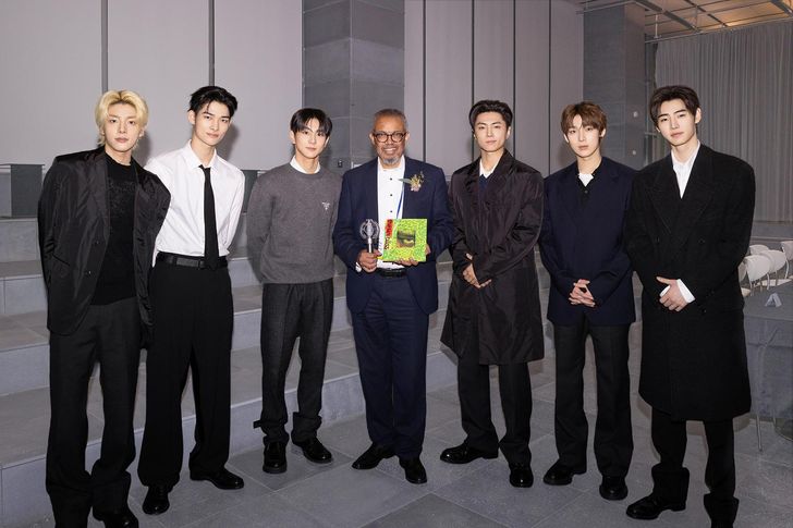 Boy band ENHYPEN poses with World Health Organization Director-General Tedros Adhanom Ghebreyesus, center, at HYBE’s headquarters in Yongsan District, Seoul, Thursday. Courtesy of HYBE
