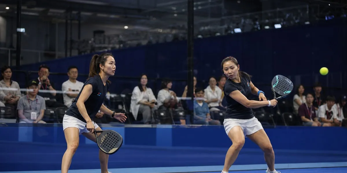 Former midwife Ozawa reaches padel quarterfinals — Taipei Times
