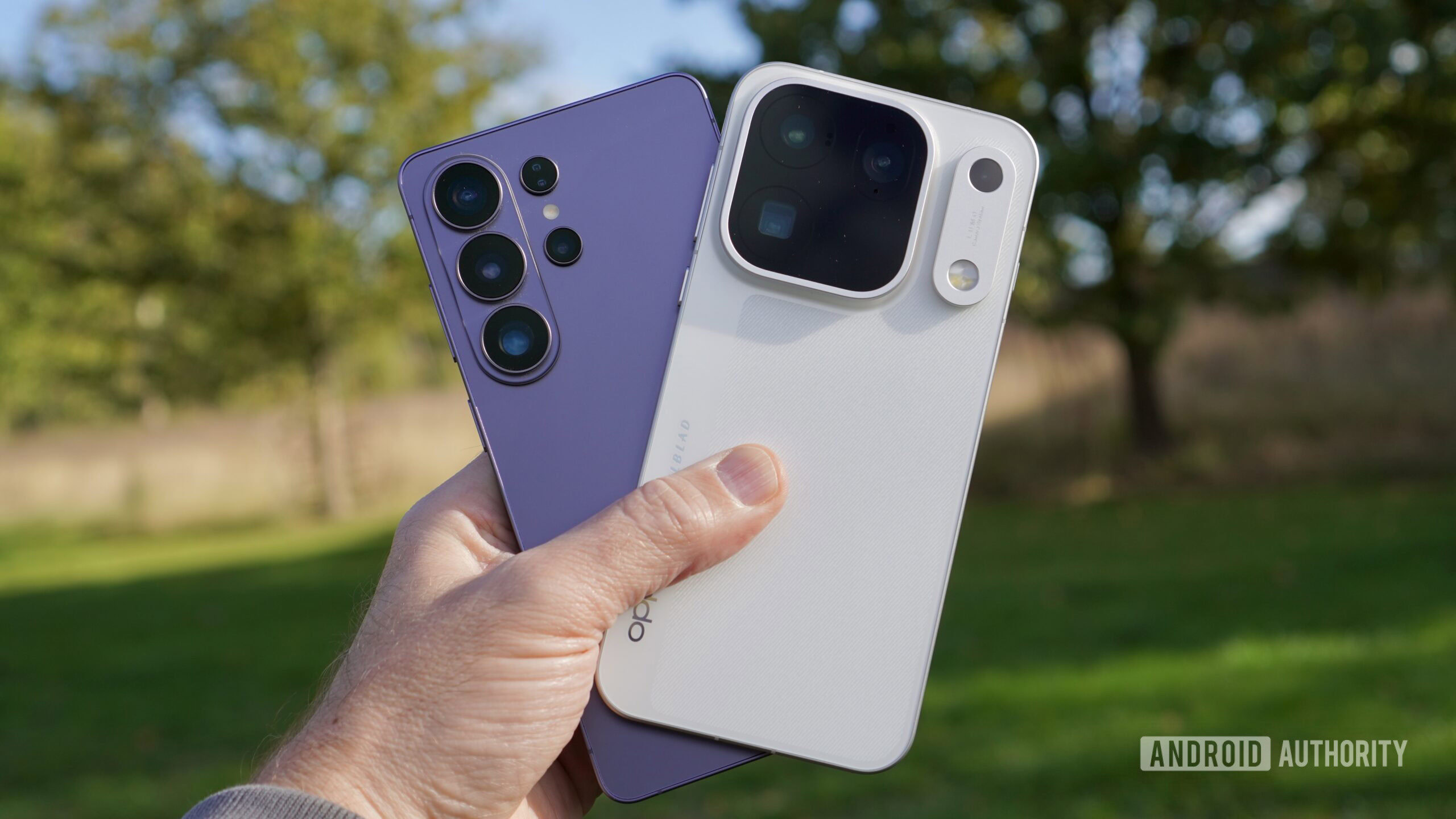 galaxy s26 ultra and find x10 pro max hand A person holding the Samsung Galaxy S26 Ultra and Oppo Find X10 Pro