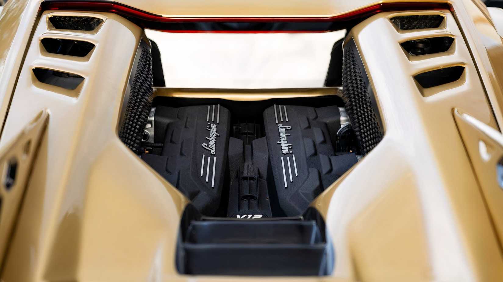 Golden Lamborghini Revuelto E-Bay00013-1