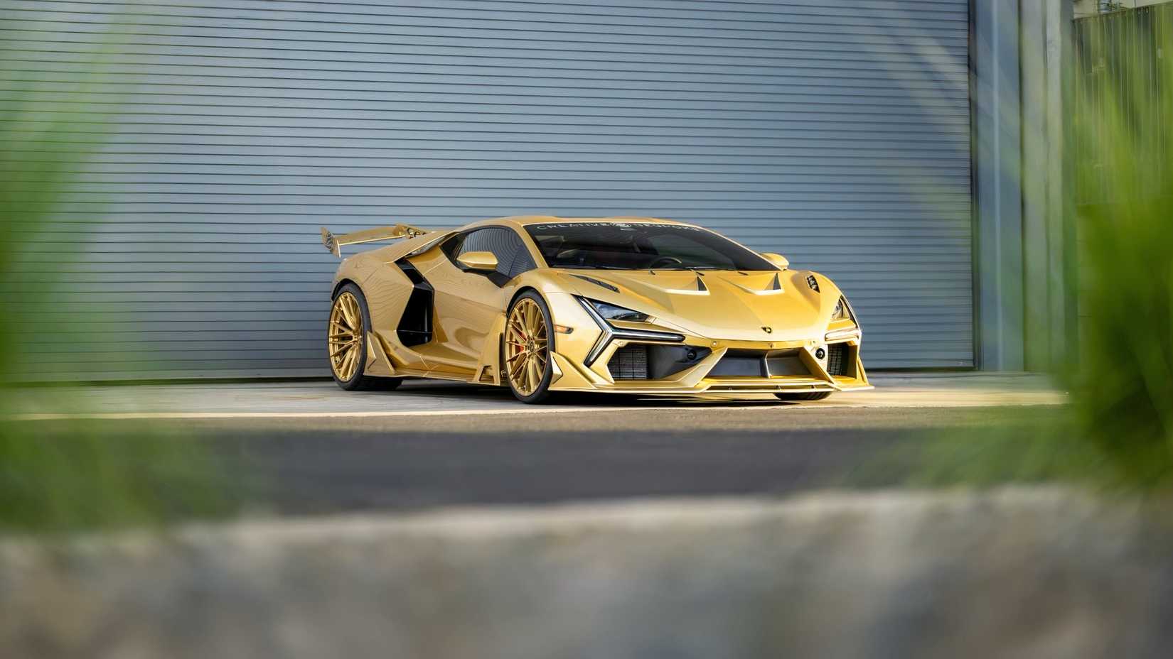 Golden Lamborghini Revuelto E-Bay00015-1