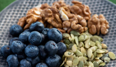 What Happens to Your Brain and Metabolism When You Mix Berries With Walnuts