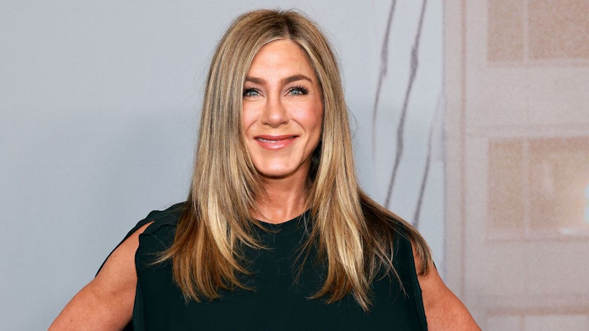 Jennifer Aniston's 30-minute workout uses simple Pilates exercises and light weights to boost strength