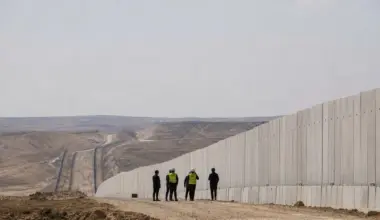 Prime Minister Netanyahu inspects construction of eastern barrier — Jerusalem Post
