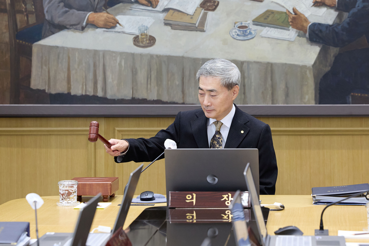 Shin Hyun-song, governor of the Bank of Korea, presides over a Monetary Policy Board meeting at the central bank’s headquarters in Seoul on Thursday. The BOK kept its benchmark interest rate unchanged at 3 percent. (Bank of Korea)