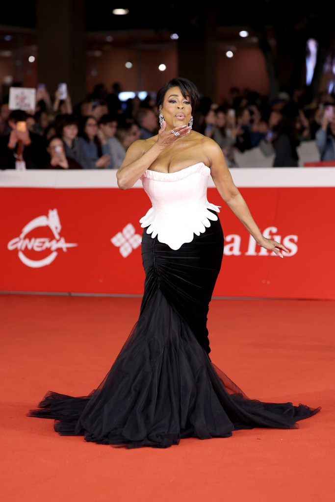 Niecy Nash blowing a kiss on the red carpet at the "All's Fair" screening during the Rome Film Festival.