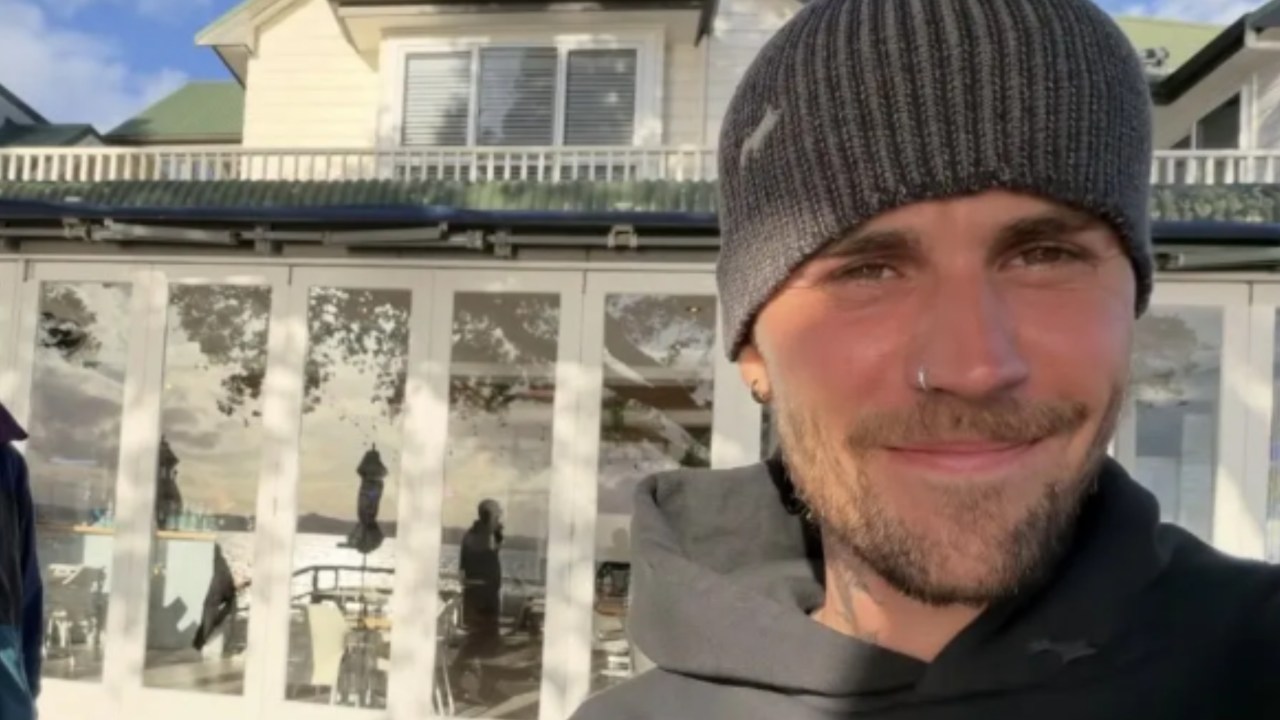 'Surreal': Justin Bieber surprises patrons in New Zealand pub with impromptu performance