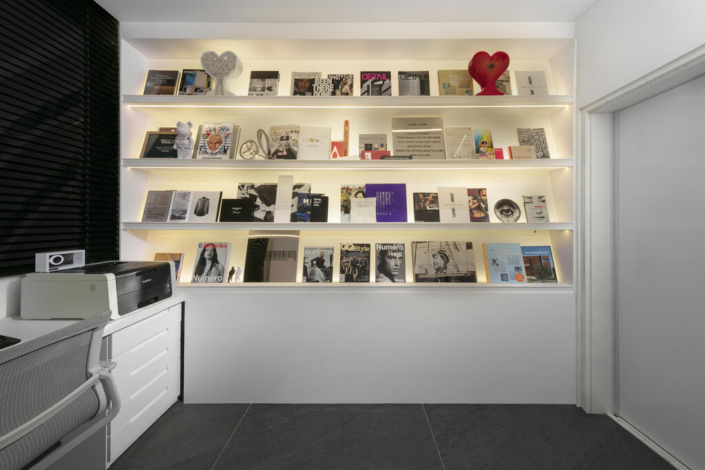 A distinctive shelving installation in the office (Photo: Elad Gonen) דירה אולטרה מודרנית במגדל תל אביבי, עיצוב: אורון מילשטיין
