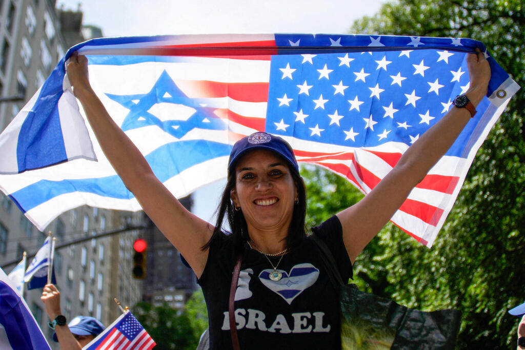 Participants in the annual pro-Israel parade on Fifth Avenue in New York (Photo: REUTERS/Eduardo Munoz) מצעד התמיכה השנתי בישראל, בשדרה החמישי בניו יורק